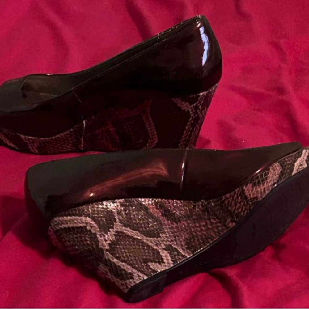 Bandolino Peep Toe Snake Skin Wedge Size 8M